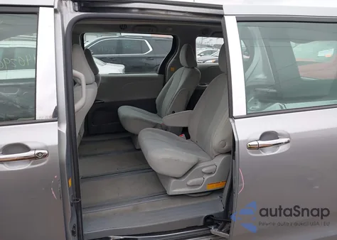 2012 Toyota Sienna Base V6 7 Passenger z USA, uszkodzony, nr VIN 5TDZK3DC0CS264067